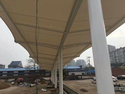 一站式解析 定制充電樁車棚、專業(yè)雨篷廠家、價格因素與膜結(jié)構(gòu)工程全流程